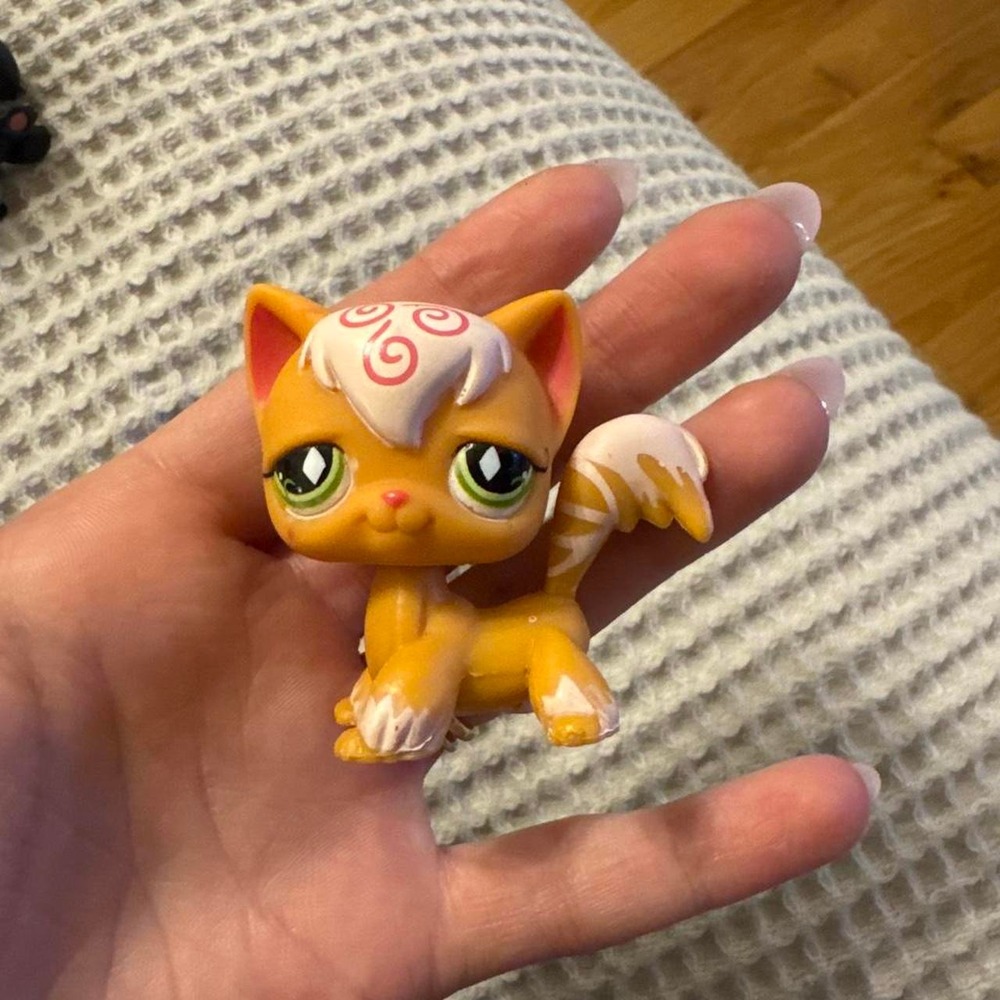 Hasbro Littlest Pet Shop LPS #511 Orange Cat with Pink Swirls and Green Eyes